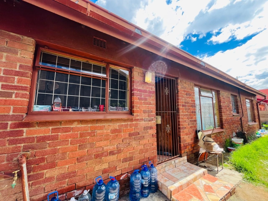 3 Bedroom Property for Sale in Molifi Tau Kloof Free State